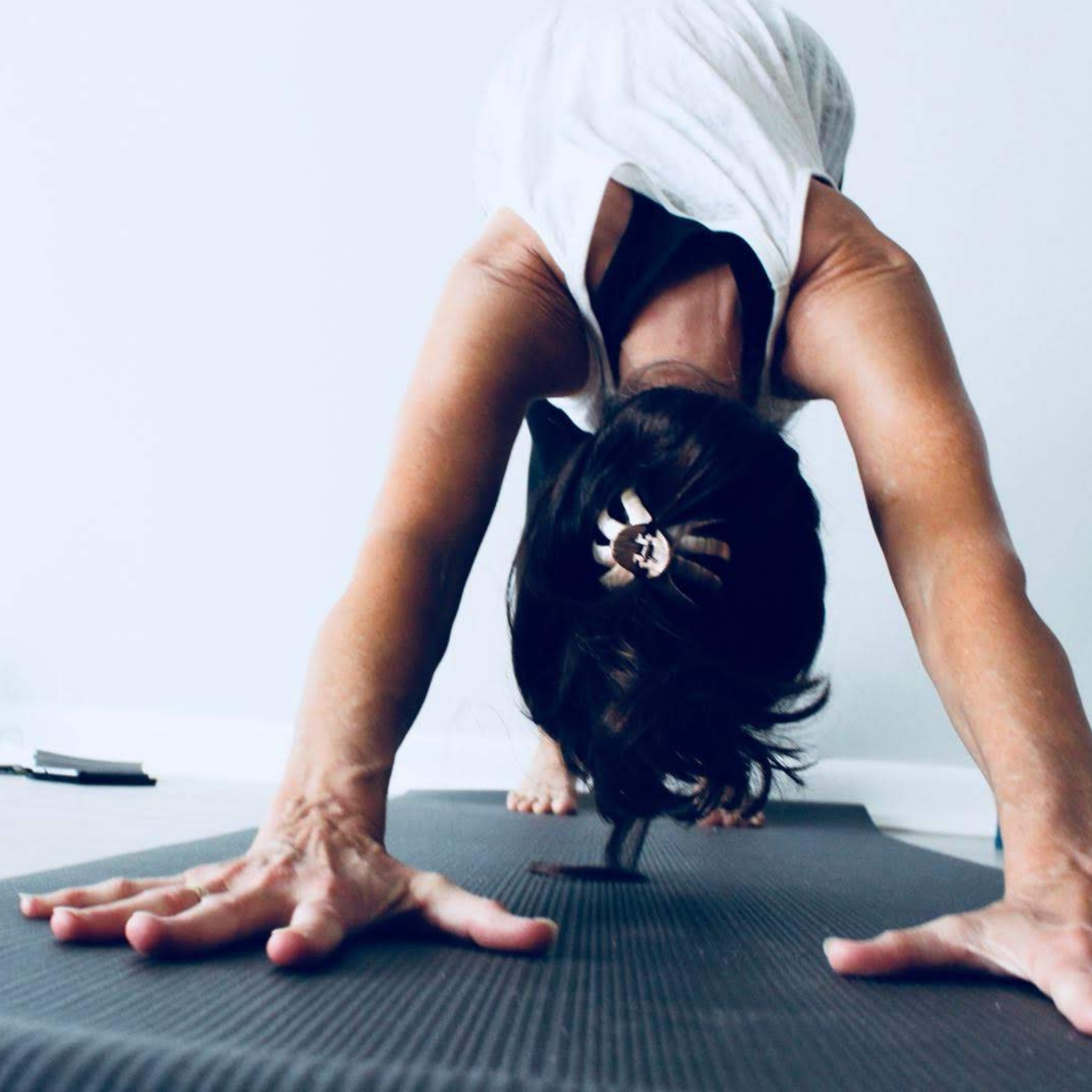 Hatha vs. Vinyasa Yoga: Benefits and How They Differ